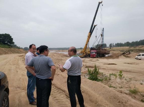 信阳市水利勘测设计院组织 专业技术人员深入罗山非法采砂河段现场